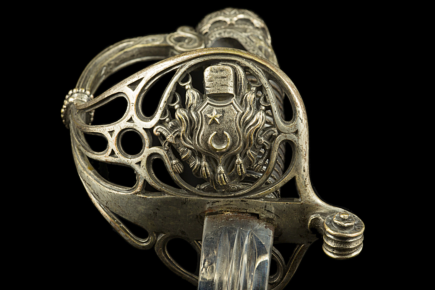 S000004_Sherifean_Guard_Sword_Detail_Hilt_Obverse