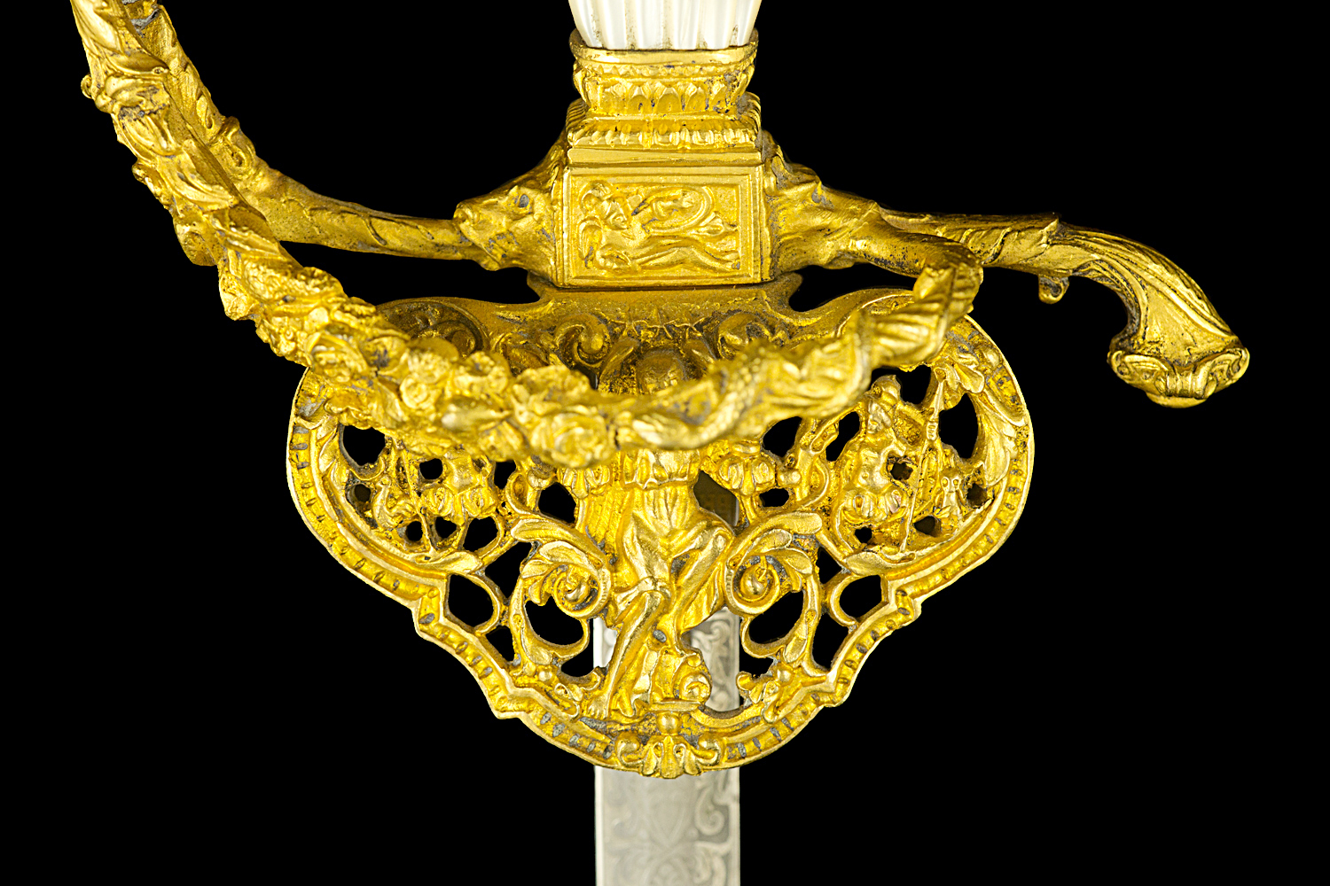 S000085_Belgian_Court_Sword_Detail_Shell_Obverse